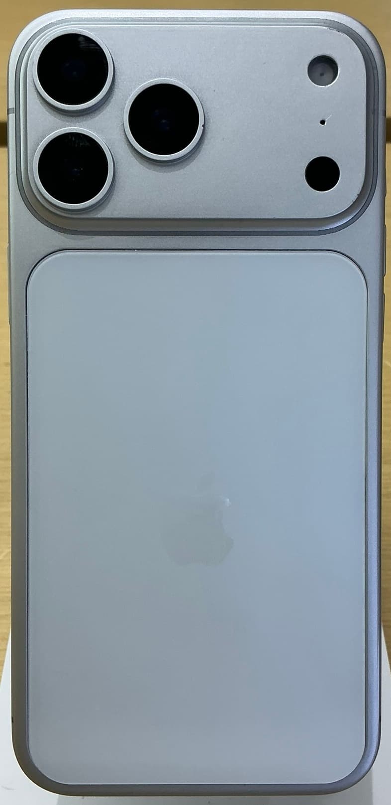 iPhone 17 Pro Max màu bạc, mặt lưng